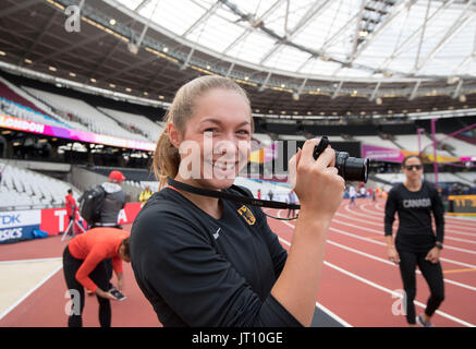 Londres, Grossbritannien. 06Th Aug, 2017. LUECKENKEMPER Luckenkemper (GINA), Deutschland, fotografiert/ im filmt Olympiastadion Ihre Kolleginnen, fonction, suis 03.08.2017 Leichtathletik Weltmeisterschaft 2017 à Londres/ Grossbritannien, vom 04.08. - 13.08.2017. | Verwendung weltweit Credit : dpa/Alamy Live News Banque D'Images