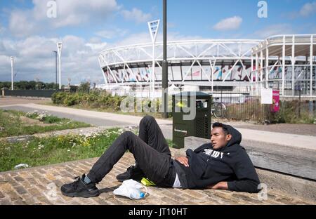 Londres, Grossbritannien. 06Th Aug, 2017. Ruht sich ein junger Mann aus, im Hintergrund das Olympiastadion, Allgemein, fonction, Randmotiv, am 03.08.2017 Leichtathletik Weltmeisterschaft 2017 à Londres/ Grossbritannien, vom 04.08. - 13.08.2017. | Verwendung weltweit Credit : dpa/Alamy Live News Banque D'Images