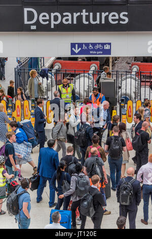 Londres, Royaume-Uni. 07Th Aug, 2017. Les foules commencent à construire à 16:45 - dix plates-formes sont fermées à la gare de Waterloo pour tout le mois d'août pour une mise à niveau de plates-formes. Crédit : Guy Bell/Alamy Live News Banque D'Images