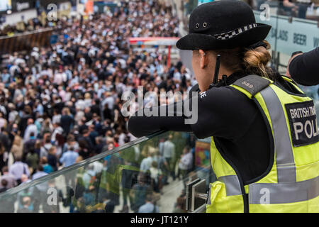 Londres, Royaume-Uni. 07Th Aug, 2017. La police des transports montre de la foule comme Mezzanine atteindre un pic dans le grand hall après 6 heures - dix plates-formes sont fermées à la gare de Waterloo pour tout le mois d'août pour une mise à niveau de plates-formes. Crédit : Guy Bell/Alamy Live News Banque D'Images