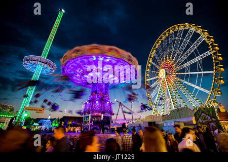 Herne, Allemagne. Le 05 août, 2017. Un chairoplane tourne sur le terrain de la foire (Crang Cranger Kirmes) à Herne, Allemagne, 05 août 2017. La foire accueille plus de quatre millions de visiteurs par an et est parmi les plus importantes d'Allemagne. Photo : Marcel Kusch/dpa/Alamy Live News Banque D'Images