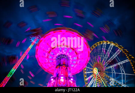 Herne, Allemagne. Le 05 août, 2017. Un chairoplane tourne sur le terrain de la foire (Crang Cranger Kirmes) à Herne, Allemagne, 05 août 2017. La foire accueille plus de quatre millions de visiteurs par an et est parmi les plus importantes d'Allemagne. Photo : Marcel Kusch/dpa/Alamy Live News Banque D'Images