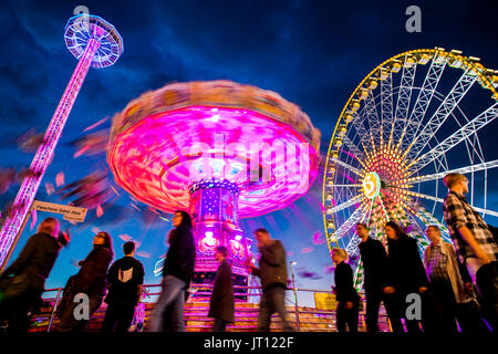 Herne, Allemagne. Le 05 août, 2017. Un chairoplane tourne sur le terrain de la foire (Crang Cranger Kirmes) à Herne, Allemagne, 05 août 2017. La foire accueille plus de quatre millions de visiteurs par an et est parmi les plus importantes d'Allemagne. Photo : Marcel Kusch/dpa/Alamy Live News Banque D'Images