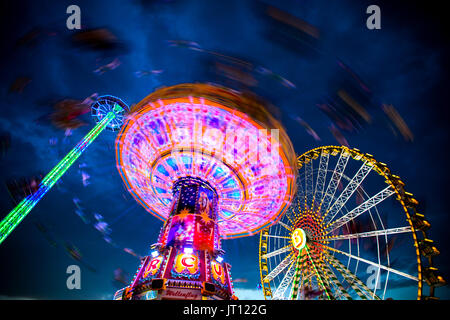 Herne, Allemagne. Le 05 août, 2017. Un chairoplane tourne sur le terrain de la foire (Crang Cranger Kirmes) à Herne, Allemagne, 05 août 2017. La foire accueille plus de quatre millions de visiteurs par an et est parmi les plus importantes d'Allemagne. Photo : Marcel Kusch/dpa/Alamy Live News Banque D'Images