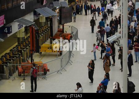 Londres, Royaume-Uni 7 août 2017. Les voyageurs à la gare de Waterloo à l'heure de pointe du soir comme les travaux d'ingénierie continue sur la plate-forme 1 - 10 août et causant des perturbations pour les passagers. Crédit:claire doherty Alamy/Live News. Banque D'Images