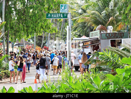 Le week-end de la rue du marché est mis en place une fois par mois, le 1er dimanche, sur l'esplanade le long du bord de mer à Palm Cove via Cairns, Queensland Australie Banque D'Images