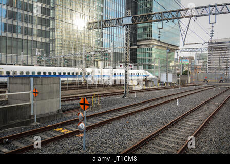 Tokyo, Japon - Jan 2, 2016. Vue de la gare Shinkansen de Tokyo, Japon. Le Shinkansen est un réseau de lignes ferroviaires à grande vitesse au Japon exploité par f Banque D'Images