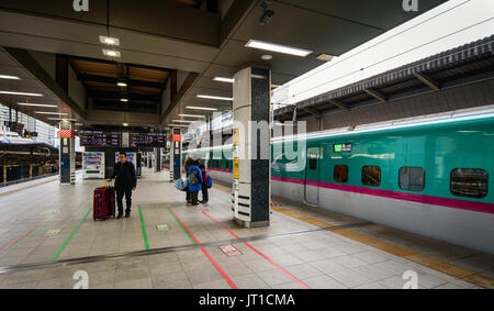 Tokyo, Japon - Jan 2, 2016. Les gens qui attendent à la gare Shinkansen de Tokyo, Japon. Le Shinkansen est un réseau de lignes ferroviaires à grande vitesse au Japon ope Banque D'Images