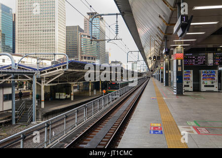 Tokyo, Japon - Jan 2, 2016. Plate-forme de la gare Shinkansen de Tokyo, Japon. Le Shinkansen est un réseau de lignes ferroviaires à grande vitesse au Japon exploité Banque D'Images