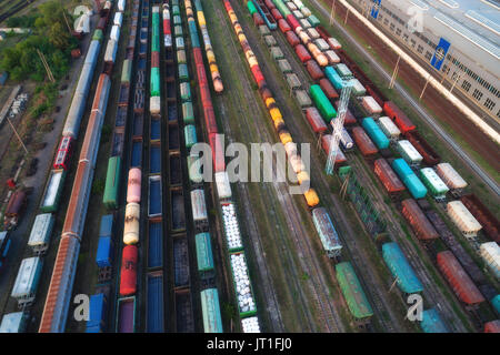 Les trains de fret de près. Vue aérienne de trains de marchandises colorées sur la gare. Wagons à marchandises sur le chemin de fer. L'industrie lourde. Concep industrielle Banque D'Images