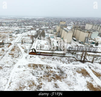 Saupoudrée de l'élévateur de grains de neige. Vue d'hiver de l'ascenseur. Vue d'hiver à partir de la vue plongeante sur le village. Les rues sont couvrir Banque D'Images