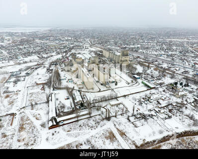 Saupoudrée de l'élévateur de grains de neige. Vue d'hiver de l'ascenseur. Vue d'hiver à partir de la vue plongeante sur le village. Les rues sont couvrir Banque D'Images