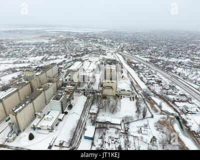 Saupoudrée de l'élévateur de grains de neige. Vue d'hiver de l'ascenseur. Vue d'hiver à partir de la vue plongeante sur le village. Les rues sont couvrir Banque D'Images