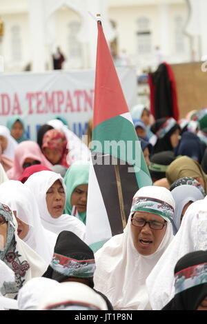 Banda Aceh, Indonésie. Le 06 août, 2017. Les Acehnais qui ont suivi le mouvement de solidarité pour la Palestine lire prières à la Grande Mosquée Baiturrahman de Banda Aceh, ville, province d'Aceh, en Indonésie. Credit : Abdul Hadi/Firsawan Pacific Press/Alamy Live News Banque D'Images