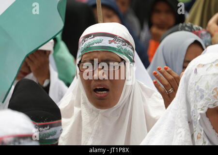 Banda Aceh, Indonésie. Le 06 août, 2017. Les Acehnais qui ont suivi le mouvement de solidarité pour la Palestine lire prières à la Grande Mosquée Baiturrahman de Banda Aceh, ville, province d'Aceh, en Indonésie. Credit : Abdul Hadi/Firsawan Pacific Press/Alamy Live News Banque D'Images