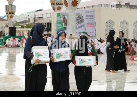 Banda Aceh, Indonésie. Le 06 août, 2017. Les habitants d'Aceh à partir de divers éléments font des actions de solidarité pour la Palestine. Dans l'action centrée à la Grande Mosquée Baiturrahman, Banda Aceh Ville, les participants de l'action effectuer diverses activités telles que la récitation, souvenir, la prière, don, et parade. Credit : Abdul Hadi/Firsawan Pacific Press/Alamy Live News Banque D'Images