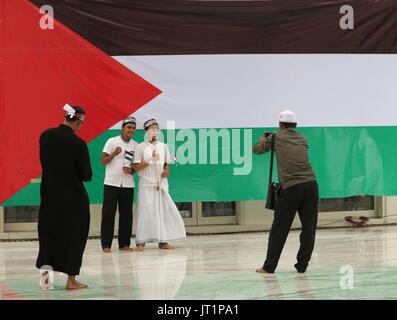 Banda Aceh, Indonésie. Le 06 août, 2017. Le public a pris des photos avec l'arrière-plan de le drapeau palestinien à Masjid Raya Baiturrahman de Banda Aceh, ville, province d'Aceh, en Indonésie. Credit : Abdul Hadi/Firsawan Pacific Press/Alamy Live News Banque D'Images