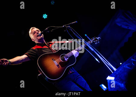 Sesto San Giovanni, Italie. Le 05 août, 2017. La chanteuse et compositeur Billy Bragg effectue live au Carroponte Milan Italie. Credit : Roberto Finizio/Pacific Press/Alamy Live News Banque D'Images