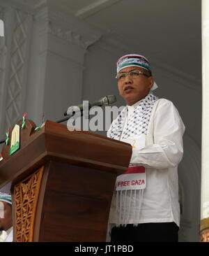 Banda Aceh, Indonésie. Le 06 août, 2017. Sous-gouverneur de la Province d'Aceh, en Iriansyah, a prononcé un discours dans une action de solidarité pour les Palestiniens de la population d'Aceh à la Grande Mosquée Baiturrahman, Banda Aceh, Province d'Aceh, en Indonésie. Credit : Abdul Hadi/Firsawan Pacific Press/Alamy Live News Banque D'Images