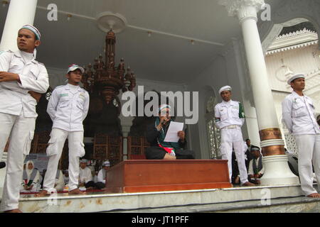 Banda Aceh, Indonésie. Le 06 août, 2017. Un membre du Conseil du représentant régional de la République d'Indonésie, Kande, Rafly lit un poème dans une action de solidarité pour les Palestiniens du peuple d'Aceh à la Grande Mosquée Baiturrahman, Banda Aceh, Province d'Aceh, en Indonésie. Credit : Abdul Hadi/Firsawan Pacific Press/Alamy Live News Banque D'Images