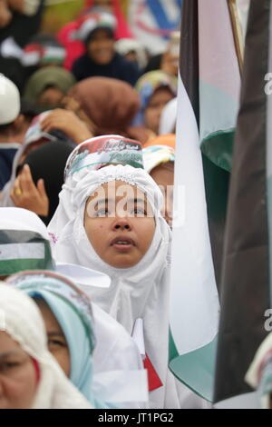 Banda Aceh, Indonésie. Le 06 août, 2017. Les Acehnais qui ont suivi le mouvement de solidarité pour la Palestine lire prières à la Grande Mosquée Baiturrahman de Banda Aceh, ville, province d'Aceh, en Indonésie. Credit : Abdul Hadi/Firsawan Pacific Press/Alamy Live News Banque D'Images