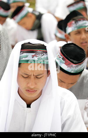 Banda Aceh, Indonésie. Le 06 août, 2017. Les Acehnais qui ont suivi le mouvement de solidarité pour la Palestine lire prières à la Grande Mosquée Baiturrahman de Banda Aceh, ville, province d'Aceh, en Indonésie. Credit : Abdul Hadi/Firsawan Pacific Press/Alamy Live News Banque D'Images