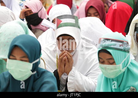 Banda Aceh, Indonésie. Le 06 août, 2017. Les Acehnais qui ont suivi le mouvement de solidarité pour la Palestine lire prières à la Grande Mosquée Baiturrahman de Banda Aceh, ville, province d'Aceh, en Indonésie. Credit : Abdul Hadi/Firsawan Pacific Press/Alamy Live News Banque D'Images