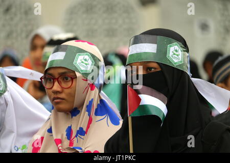 Banda Aceh, Indonésie. Le 06 août, 2017. Les habitants d'Aceh à partir de divers éléments font des actions de solidarité pour la Palestine. Dans l'action centrée à la Grande Mosquée Baiturrahman, Banda Aceh Ville, les participants de l'action effectuer diverses activités telles que la récitation, souvenir, la prière, don, et parade. Credit : Abdul Hadi/Firsawan Pacific Press/Alamy Live News Banque D'Images
