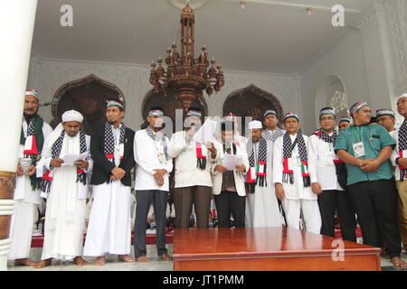 Banda Aceh, Indonésie. Le 06 août, 2017. Des représentants de diverses institutions à Aceh lire la déclaration de l'attitude des citoyens de la province d'Aceh à la Palestine à la Grande Mosquée Baiturrahman de Banda Aceh, ville, province d'Aceh, en Indonésie. Credit : Abdul Hadi/Firsawan Pacific Press/Alamy Live News Banque D'Images