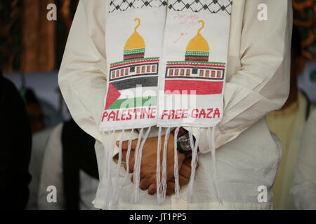 Banda Aceh, Indonésie. Le 06 août, 2017. Les habitants d'Aceh à partir de divers éléments font des actions de solidarité pour la Palestine. Dans l'action centrée à la Grande Mosquée Baiturrahman, Banda Aceh Ville, les participants de l'action effectuer diverses activités telles que la récitation, souvenir, la prière, don, et parade. Credit : Abdul Hadi/Firsawan Pacific Press/Alamy Live News Banque D'Images
