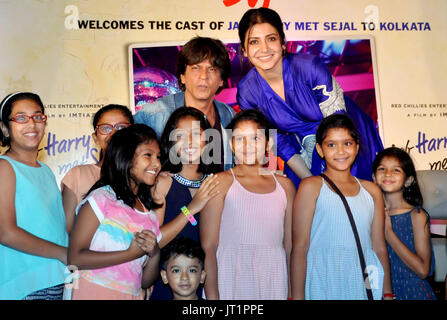 Kolkata, Inde. Le 05 août, 2017. Anushka Sharma et Shahrukh Khan pose donne avec les enfants au cours de leur film promotion pendant leur film promotion Jab Harry rencontré Sejal à Kolkata. Shahrukh Khan, acteur actrice Anushka Sharma et réalisateur Imtiaz Ali répondre appuyez sur pendant la promotion de leur film Jab Harry rencontré Sejal le 5 août 2017 à Kolkata. Credit : Saikat Paul/Pacific Press/Alamy Live News Banque D'Images