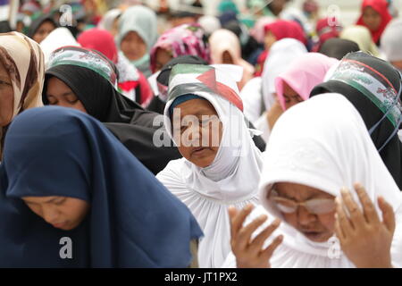 Banda Aceh, Indonésie. Le 06 août, 2017. Les Acehnais qui ont suivi le mouvement de solidarité pour la Palestine lire prières à la Grande Mosquée Baiturrahman de Banda Aceh, ville, province d'Aceh, en Indonésie. Credit : Abdul Hadi/Firsawan Pacific Press/Alamy Live News Banque D'Images
