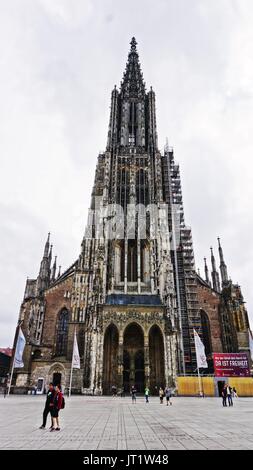 La place en face de Ulmer Münster ou Ulm Minster à Ulm, Allemagne Banque D'Images