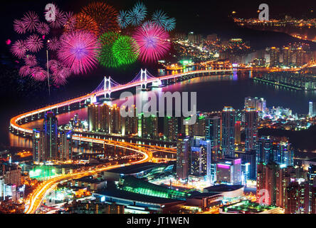 Firework festival au pont GwangAn à Busan, Corée du Sud. Banque D'Images