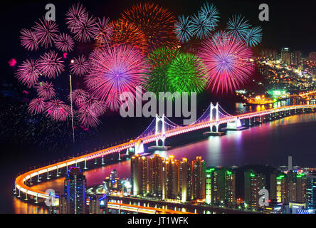 Firework festival au pont GwangAn à Busan, Corée du Sud. Banque D'Images