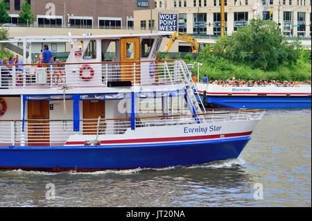 Chicago, Illinois, USA. Une paire de bateaux de touristes qui fournissent de l'eau et de taxi tour fonctions pass à Wolf Point. Banque D'Images