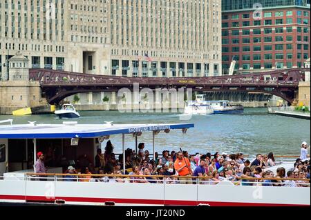 Chicago, Illinois, USA. Un bateau rempli de passagers est entre le trafic fluvial près de Wolf Point. Banque D'Images