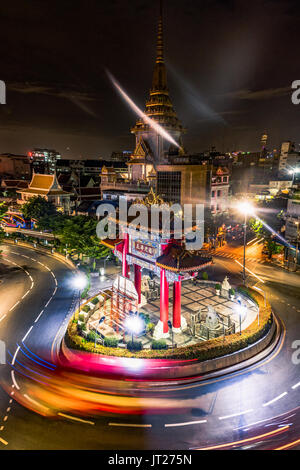 La porte de Chinatown à Bangkok, au milieu de l'odéon rond, marque l'entrée officielle à une extrémité du quartier chinois. Prises depuis le parking. Banque D'Images