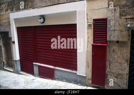 Strait Street, Valletta, Malte : plus célèbre/rue infâme ; aka l'intestin ; sommet de la vie nocturne pour uk & usa militaires de 19e - milieu du 20e siècle. Banque D'Images