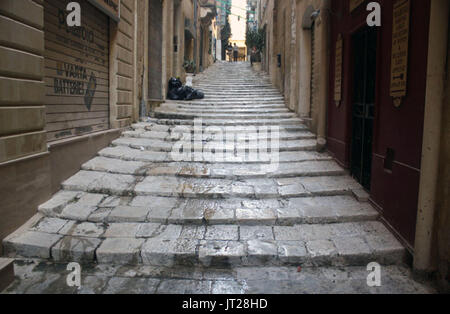 Strait Street, Valletta, Malte : plus célèbre/rue infâme ; aka l'intestin ; sommet de la vie nocturne pour uk & usa militaires de 19e - milieu du 20e siècle. Banque D'Images