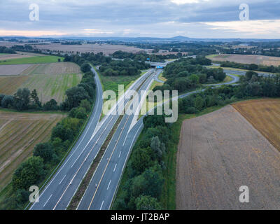 Vue aérienne d'une intersection de l'autoroute avec un échange de feuilles de trèfle Banque D'Images