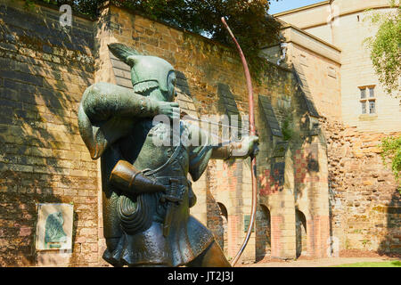 1952 bronze sculpture par James Woodford of Robin Hood, Castle Road, Nottingham, Nottinghamshire, East Midlands, Angleterre Banque D'Images