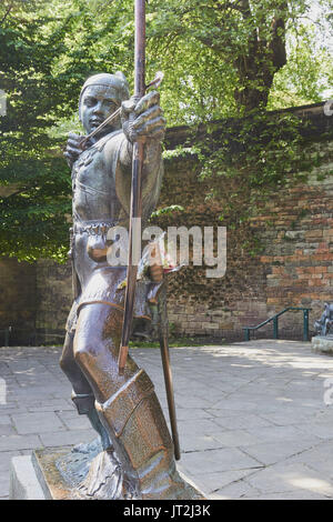 1952 bronze sculpture par James Woodford of Robin Hood, Castle Road, Nottingham, Nottinghamshire, East Midlands, Angleterre Banque D'Images