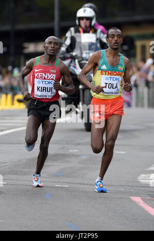 Geoffrey Kipkorir Kirui du Kenya et Tamirat Tola de l'Ethiopie en course dans le marathon des Championnats du monde de l'IAAF 2017 à Londres, Royaume-Uni Banque D'Images