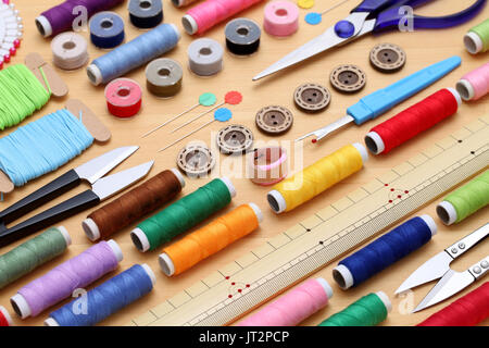 Outils de couture, de la couture et de la mode concept - gros plan sur table en bois Banque D'Images