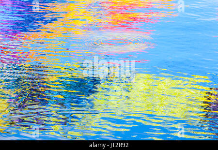 Réflexions colorées sur la surface de l'eau en cascade. Résumé fond texture photo Banque D'Images