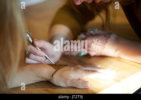 HENNA ARTISTE AU TRAVAIL Banque D'Images