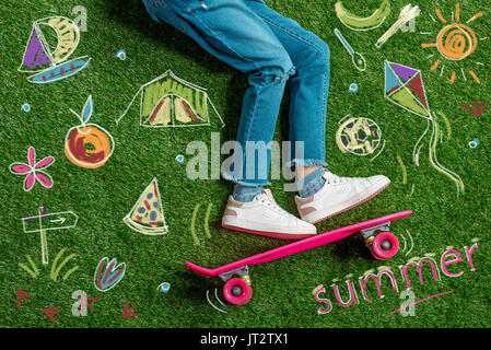 Young Girl on skateboard Banque D'Images