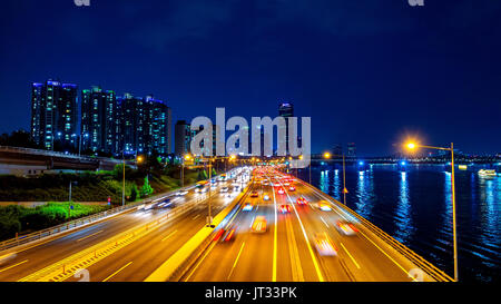 Belle de la circulation dans la nuit de Séoul, Corée du Sud et la ville avec le flou. Banque D'Images