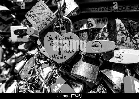 Attachted serrures à la paroi de Juliets chambre à Vérone comme une preuve d'amour - VÉRONE, ITALIE - 30 JUIN 2016 Banque D'Images